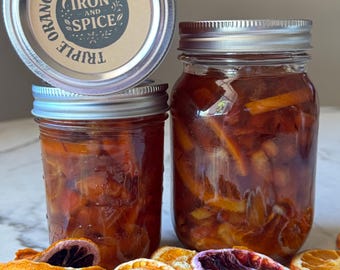 Mermelada de triple naranja hecha con mandarinas, naranjas sanguinas, naranjas navel, limón y azúcar. ¡Absolutamente deliciosa sobre un panecillo inglés!