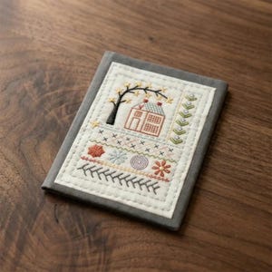 K&ouml;nnte beinhalten: Ein Set aus drei Keramikbechern mit gesprenkelter, matter Oberfl&auml;che. Die Becher sind in Creme-, Hellgrau- und Dunkelgraut&ouml;nen gehalten. Jeder Becher hat ein schlichtes, minimalistisches Design und einen abgerundeten Henkel.