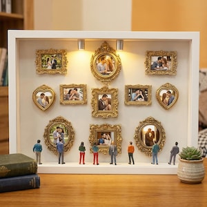 Puede incluir: Un juego de tres tazas de cerámica con un esmalte moteado de color crema. Cada taza presenta un diseño floral pintado a mano en tonos azules, verdes y amarillos. Las tazas tienen una forma simple y redondeada.