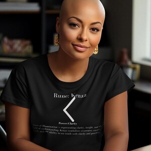 Runa Kenaz, símbolo nórdico de claridad, camiseta minimalista con runas, The Power Codex