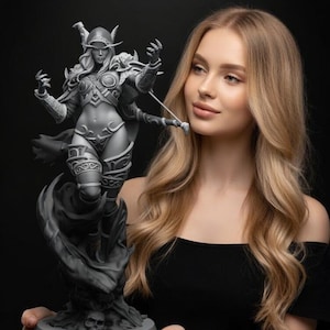 Può includere: Una statuetta grigia di una guerriera con un'armatura dettagliata, che tiene un arco e una freccia. La statua è su una base rotonda con un disegno di teschio. La statuetta è tenuta davanti a uno sfondo nero.