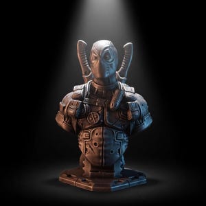 Puede incluir: Busto detallado del personaje Deadpool, con máscara, katanas montadas en los hombros y un pecho blindado texturizado. La escultura es en tonos grises y marrones, con una base cuadrada. La imagen está iluminada por un foco sobre un fondo negro.