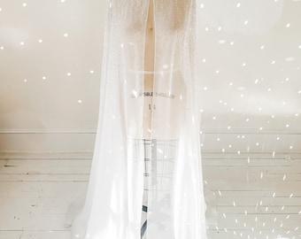 Das Carrie Cape – Hochzeits-Cape – Braut-Cape – modernes Hochzeitskleid – Hochzeits-Topper – glitzerndes Hochzeitskleid – Chiffon-Cape