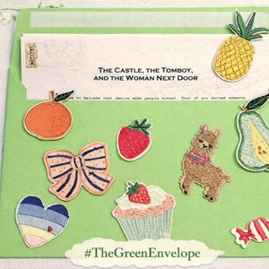 Gesigneerde korte verhalenset 'The Castle, the Tomboy, and the Woman Next Door' - de groene envelop