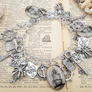 Pulsera con dijes piratas en acabado bronce o plata - Joyas piratas - Barco - Llave maestra - Jolly Rodger / Calavera y huesos cruzados
