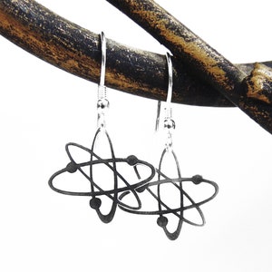 Boucles doreilles Atom Science Jewelry Atomes Boucles doreilles Atomic Symbol en argent Sterling Silver Atom