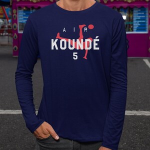 France Soccer Graphic Tee, Animated Style Koundé 5, 2026 World Cup Inspired Unisex Shirt Bild 5