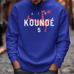 France Soccer Graphic Tee, Animated Style Koundé 5, 2026 World Cup Inspired Unisex Shirt Bild 8