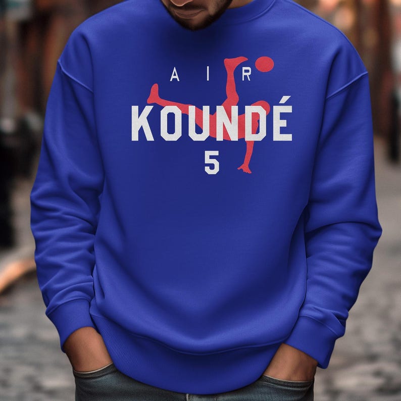 France Soccer Graphic Tee, Animated Style Koundé 5, 2026 World Cup Inspired Unisex Shirt Bild 8