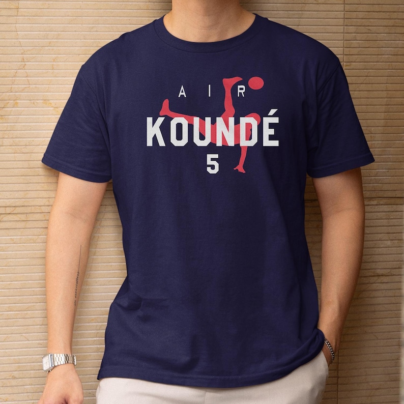 France Soccer Graphic Tee, Animated Style Koundé 5, 2026 World Cup Inspired Unisex Shirt Bild 1