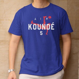 France Soccer Graphic Tee, Animated Style Koundé 5, 2026 World Cup Inspired Unisex Shirt Bild 2