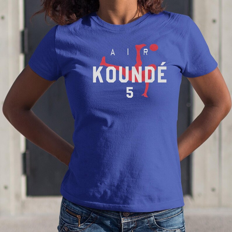 France Soccer Graphic Tee, Animated Style Koundé 5, 2026 World Cup Inspired Unisex Shirt Bild 4