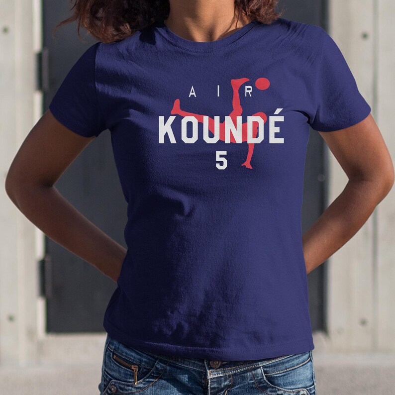 France Soccer Graphic Tee, Animated Style Koundé 5, 2026 World Cup Inspired Unisex Shirt Bild 3