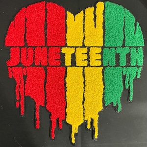 Puede incluir: Un diseño en forma de corazón en rojo, amarillo y verde, con la palabra "JUNETEENTH" en letras gruesas y texturizadas. Los colores gotean hacia abajo, creando un efecto visual único. El fondo es negro.