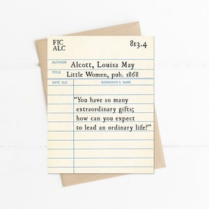 Puede incluir: Una tarjeta de felicitaci&oacute;n con un dise&ntilde;o de tarjeta de biblioteca vintage. La tarjeta muestra el t&iacute;tulo "Little Women" de Louisa May Alcott, publicado en 1868, y una cita: "You have so many extraordinary gifts; how can you expect to lead an ordinary life?"