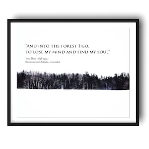 Op de afbeelding: Een zwart-wit afbeelding van een besneeuwd bos met de quote "AND INTO THE FOREST I GO, TO LOSE MY MIND AND FIND MY SOUL" van John Muir (1838-1914), milieuactivist en journalist.
