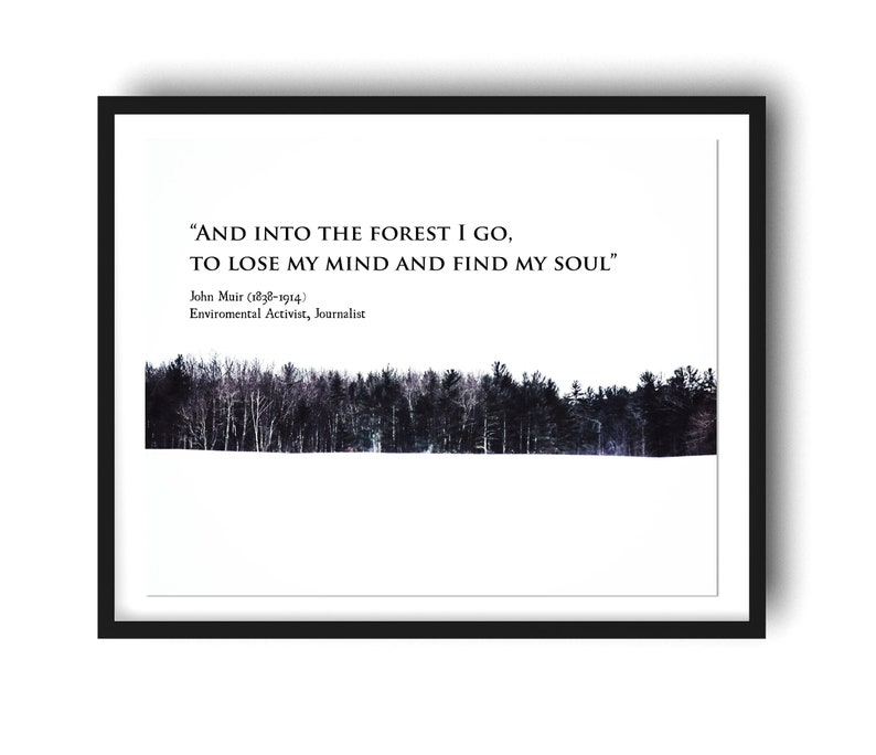 Op de afbeelding: Een zwart-wit afbeelding van een besneeuwd bos met de quote "AND INTO THE FOREST I GO, TO LOSE MY MIND AND FIND MY SOUL" van John Muir (1838-1914), milieuactivist en journalist.