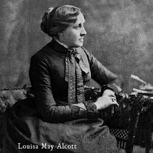 Puede incluir: Retrato en blanco y negro de Louisa May Alcott, autora de "Mujercitas", sentada y de perfil. La imagen incluye el texto "Louisa May Alcott (1832-1888)". Viste un vestido oscuro con cuello alto y un lazo decorativo.
