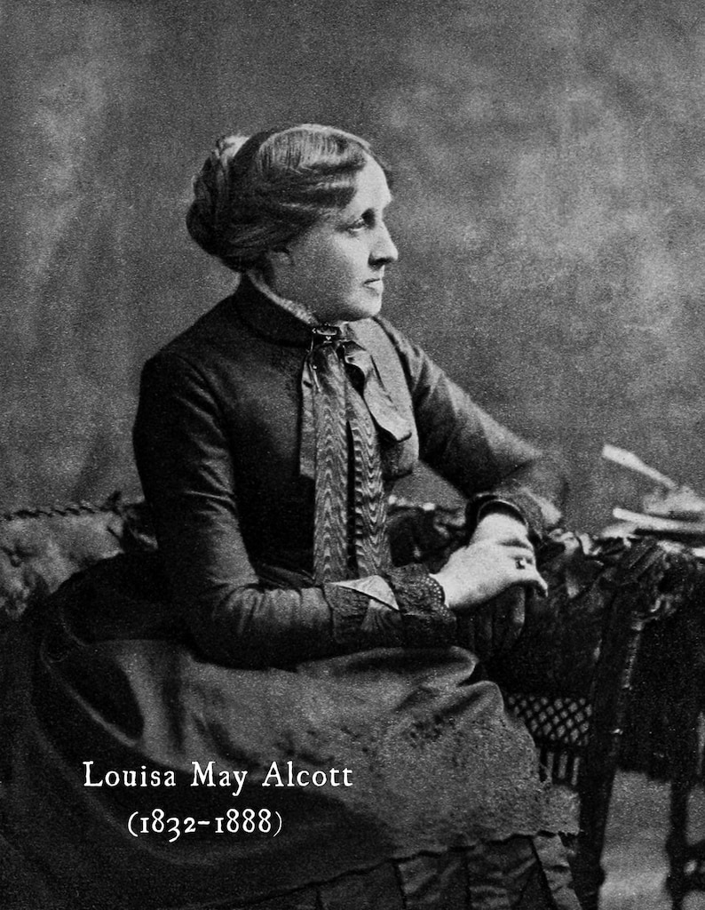 Puede incluir: Retrato en blanco y negro de Louisa May Alcott, autora de "Mujercitas", sentada y de perfil. La imagen incluye el texto "Louisa May Alcott (1832-1888)". Viste un vestido oscuro con cuello alto y un lazo decorativo.