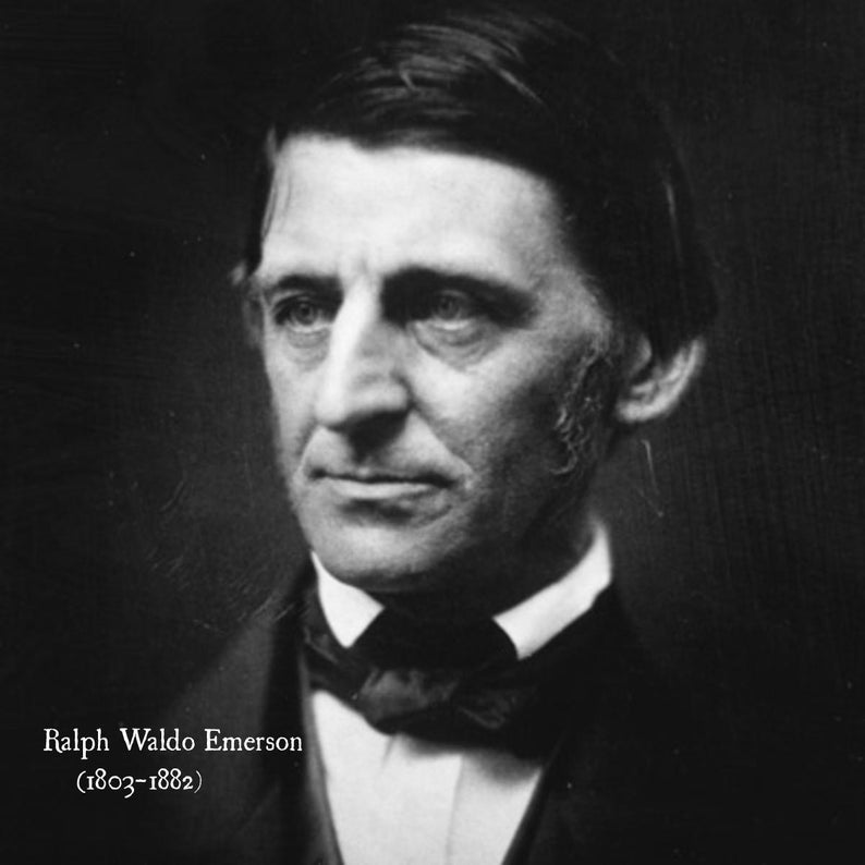 Op de afbeelding: Zwart-wit portretfoto van Ralph Waldo Emerson, een Amerikaanse essayist, dichter en filosoof. De tekst onder de afbeelding luidt "Ralph Waldo Emerson (1803-1882)".