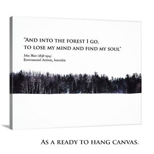 Op de afbeelding: Een witte canvasprint met een zwart-witte afbeelding van een bos en een citaat van John Muir: "AND INTO THE FOREST I GO, TO LOSE MY MIND AND FIND MY SOUL." Het citaat wordt gevolgd door de naam van John Muir en zijn titel: "Environmental Activist, Journalist".