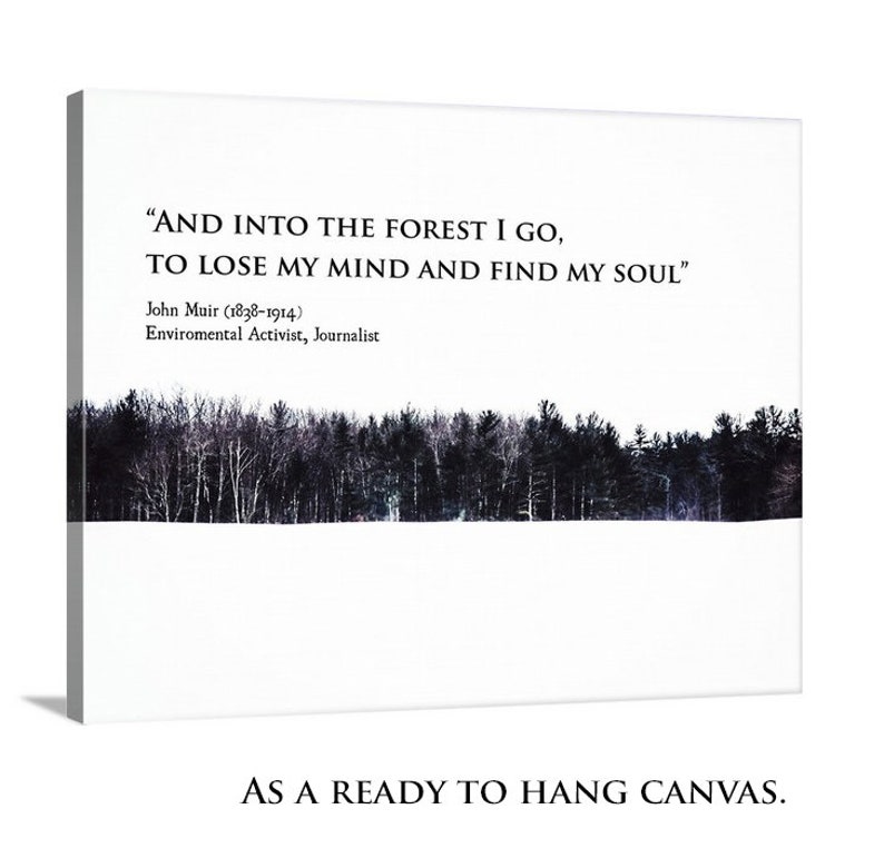 Op de afbeelding: Een witte canvasprint met een zwart-witte afbeelding van een bos en een citaat van John Muir: "AND INTO THE FOREST I GO, TO LOSE MY MIND AND FIND MY SOUL." Het citaat wordt gevolgd door de naam van John Muir en zijn titel: "Environmental Activist, Journalist".