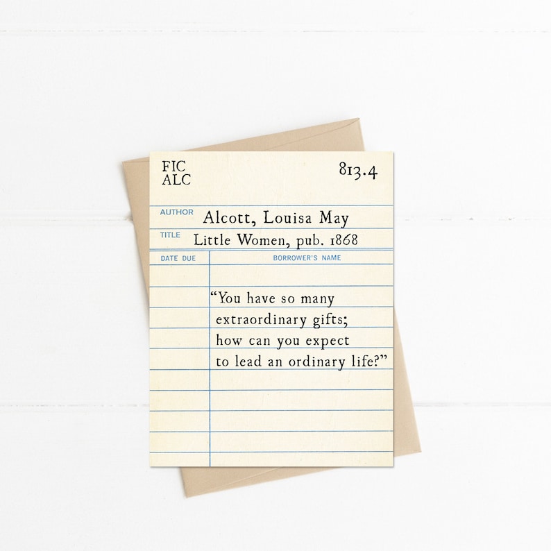 Puede incluir: Una tarjeta de felicitaci&oacute;n con un dise&ntilde;o de tarjeta de biblioteca vintage. La tarjeta muestra el t&iacute;tulo "Little Women" de Louisa May Alcott, publicado en 1868, y una cita: "You have so many extraordinary gifts; how can you expect to lead an ordinary life?"