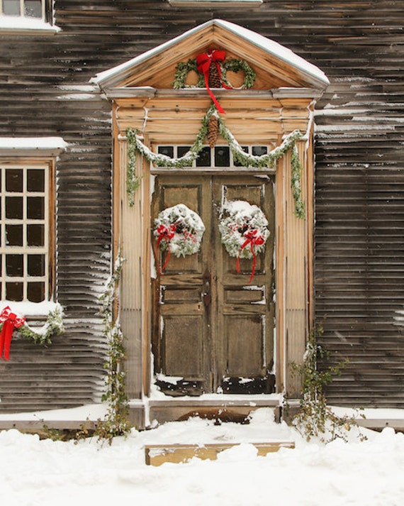 Weihnachten Tür Kolonial historische Tür Holz Tür rot Band Kranz Schnee grün Swags New England Weihnachtstür, Fine Art Print