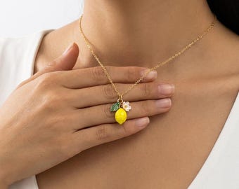 Collar de limón, joyería de frutas doradas, accesorio de verano, colgante cítrico, collar con dije, delicado limón amarillo, regalo para ella, joyería botánica hecha a mano