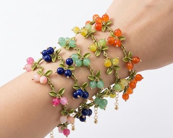 Pulsera de bayas, joyería de frutas coloridas, estilo bohemio, accesorio botánico, pulsera con dije caprichoso, regalo inspirado en la naturaleza para ella, verano