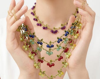 Collar botánico bohemio de múltiples hilos con joyas de frutas, cuentas de vidrio coloridas, pieza llamativa, regalo para amantes de la naturaleza, gargantilla de hojas esmaltadas, accesorio de jardín.