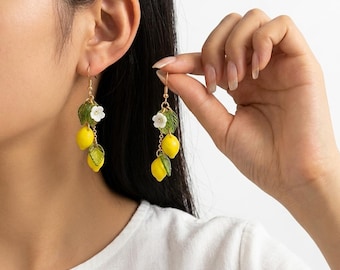 Pendientes de flor de limón, joyería floral frutal, pendientes colgantes para mujer, joyería de jardín cítrico, regalo de cumpleaños hecho a mano para ella, limonada amarilla