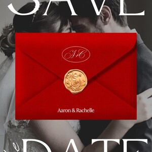 Può includere: Una busta rosso brillante con il testo Aaron & Rachelle e un sigillo in ceralacca dorata con un motivo floreale. Sopra il sigillo c'è un monogramma ovale con le lettere A+C. La busta è centrata su uno sfondo con il testo SAVE THE DATE.