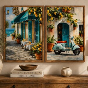 Könnte beinhalten: Zwei gerahmte Aquarelldrucke mit italienischen Szenen. Einer zeigt ein Café mit Tischen und Stühlen, der andere einen Vintage-Roller vor einem Gebäude. Beide zeigen leuchtende Farben, darunter Türkis, Gelb und Braun.