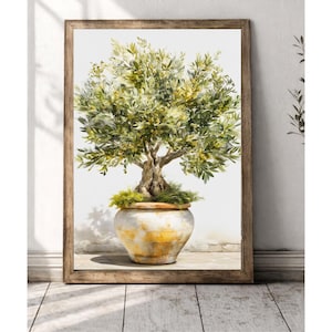 Può includere: Dipinto ad acquerello di un albero di ulivo in un vaso giallo e bianco, incorniciato in legno. L'albero ha un fogliame verde lussureggiante e un tronco spesso e strutturato. L'opera è esposta su una parete bianca e un pavimento in legno.