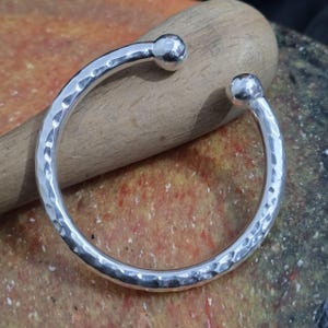 Hamrad sterlingsilver vridmomentarmring, tunga herrsmycken
