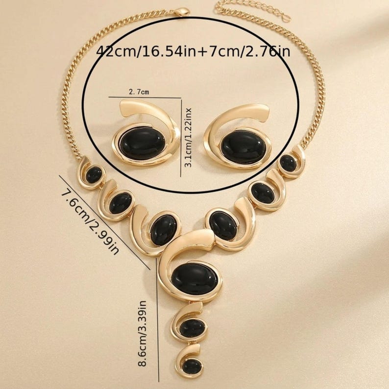 Puede incluir: Juego de collar y pendientes dorados con detalles ovalados negros. El collar mide 42 cm + 7 cm, los pendientes 3,1 cm de alto. El conjunto tiene un dise&ntilde;o &uacute;nico y fluido, ideal para ocasiones especiales.