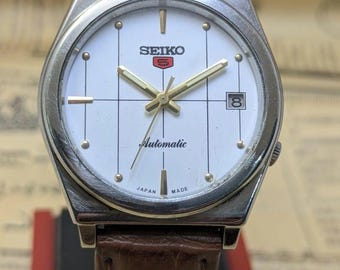 Vintage Seiko 5 Automatic Wristwatch: White Textured Dial, Made in Japan