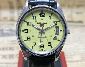 Vintage Seiko 5 Automatic 7009A Wristwatch: Yellow Dial, Day/Date, Made in Japan