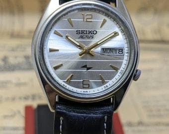 Vintage Seiko Actus Automatic Watch: Silver Textured Dial, Day-Date Made in Japan