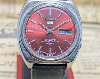 Vintage Seiko Automatic Dive wristwatch Red Dial, Day-Date, Made in Japan