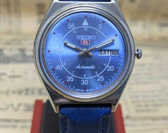 Vintage Seiko 5 Automatic Watch: Blue Textured Dial, Day-Date Made in Japan