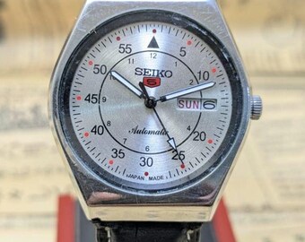 Vintage Seiko 5 Automatic Wristwatch : Silver Textured Dial, Day-Date Made in Japan