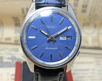 Vintage Seiko 5 Automatic Watch: Blue Textured Dial, Day-Date