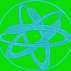 Könnte beinhalten: Ein kreisförmiges Stickdesign mit einem leuchtend cyanfarbenen Atomsymbol, das drei sich überschneidende elliptische Bahnen um einen kleinen weißen Punkt zeigt, alles vor einem soliden, lebendigen grünen Hintergrund mit sichtbarer Garnstruktur.