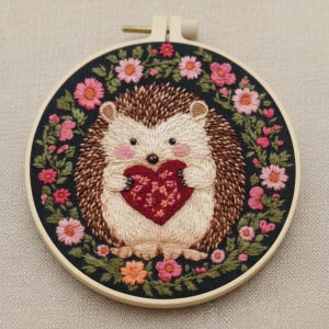 Broderikit med igelkott: Blommig krans, skogsdjur, nålspetspyssel (20 cm båge)