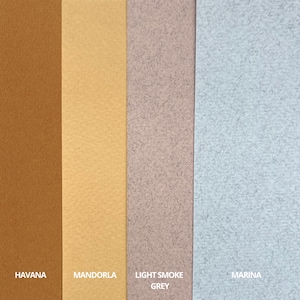 Puede incluir: Cuatro muestras rectangulares verticales de material texturizado dispuestas una al lado de la otra. Los colores de izquierda a derecha son marr&oacute;n Havana, bronceado claro Mandorla, gris claro Light Smoke Grey con fibras oscuras y azul claro Marina.