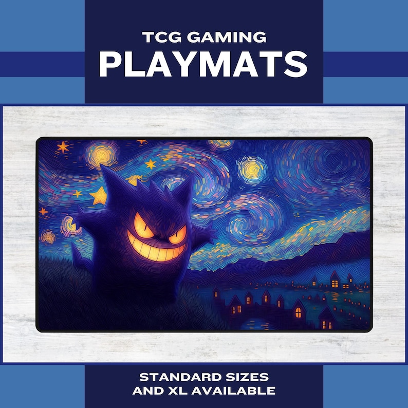 K&ouml;nnte beinhalten: Rechteckige TCG-Gaming-Spielmatte mit einer lila Cartoonfigur mit leuchtend gelben Augen und einem breiten Grinsen, vor einem wirbelnden Nachthimmel mit Sternen und einem Dorf. Der Text oben lautet "TCG GAMING PLAYMATS".