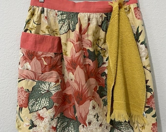 Vintage 1960s Floral Half Apron w/ Button On Towel Cottagecore Retro Kitchen