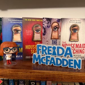 Freida McFadden Bookshelf Sign